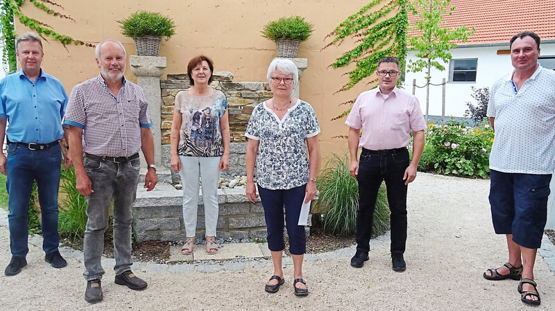 Ausgeschieden aus Altdorfs Gemeinderat (v.l.): Bürgermeister a.D. Helmut Maier, Ludwig Abstreiter, Maria Gebendorfer, Renate Zitzelsberger, Paul Fischer und Anton Stanglmayr.