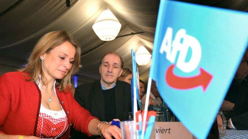 AfD-Redner in Osterhofen: Corinna Miazga, bayerische Landesvorsitzende, und Bundestagsabgeordneter Gottfried Curio.