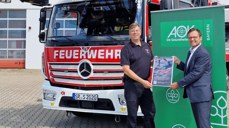 AOK-Direktor Georg Kagermeier (rechts) und Stadtbrandrat Stephan Bachl hoffen auf viele Teilnehmer beim AOK-Feuerwehrlauf.