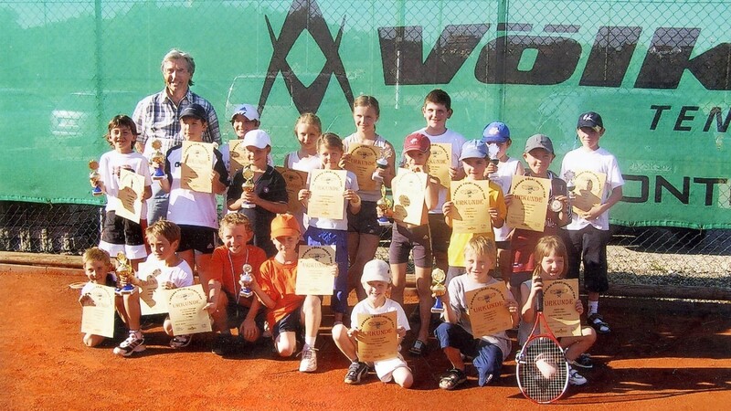 Abschluss bei einem Kinderturnier im Jahr 2002. Rupp betont, dass es für alle Teilnehmer Pokal, Medaille oder Urkunde gegeben hat, um die Kinder so zu motivieren.