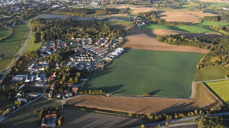 Das Wohngebiet Achldorf bei Vilsbiburg in seinem jetzigen Bestand. Östlich der bestehenden Bebauung (im Bild rechts) soll die Erweiterung Achldorf II entstehen. Dort sind nach aktuellem Planungsstand 117 Wohneinheiten vorgesehen.