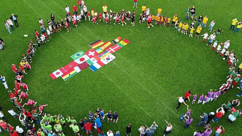 Zum Abschluss der Schul-WM bildeten alle Teilnehmer einen Kreis um die Länderfahnen mit einem ukrainische Plakat im Mittelpunkt