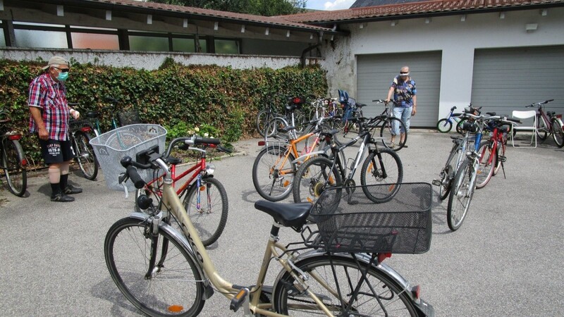 Gottfried Fuchs (hinten r.) mit einigen der Gebraucht-Fahrräder.