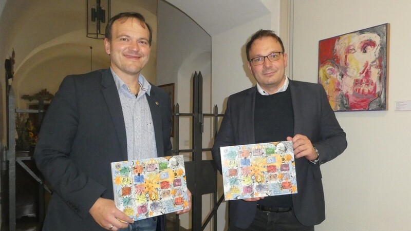 Der diesjährige Lions-Präsident Siegfried Mühlbauer und 1. Bürgermeister der Stadt Cham Martin Stoiber (von links) stellten den Lions-Adventskalender 2022 bei einem Empfang im Rathaus vor.