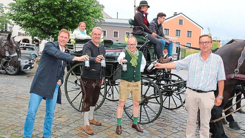 Prosteten sich mit dem Linhardt-Bürgerfest-Bier zu: Bürgermeister Franz Wittmann (v.re.), Linhardt-Geschäftsführer Johannes Schick, Brauerei-Chef Markus Grüsser und Thomas Raiser vom Hopfenhändler BarthHaas.