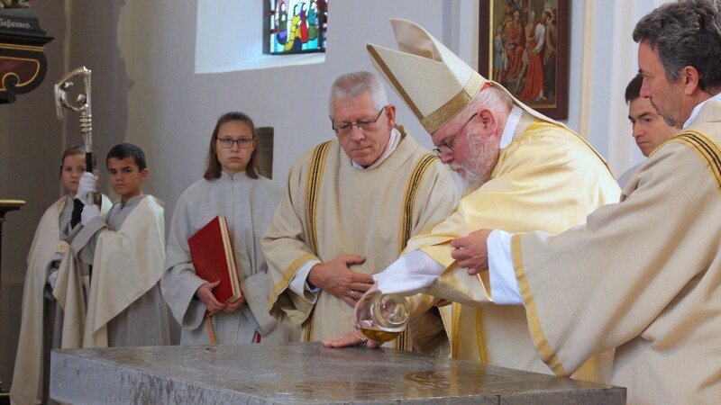 Im Rahmen der Weihezeremonie wurde der Altar von Kardinal Marx mit heiligem Öl gesalbt.
