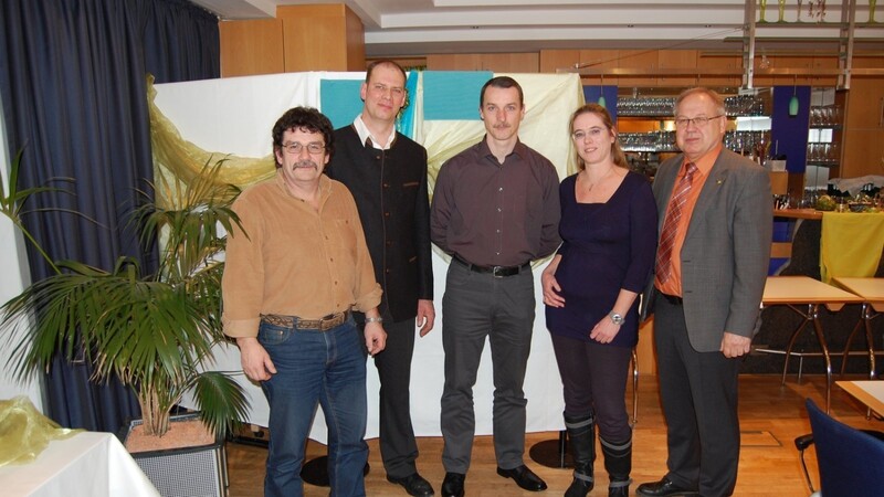 Die Kandidaten der FDP mit Markus Sponbrucker (2. v. l. ) und Bezirksvorsitzendem Toni Deller (rechts). (Foto: ks)