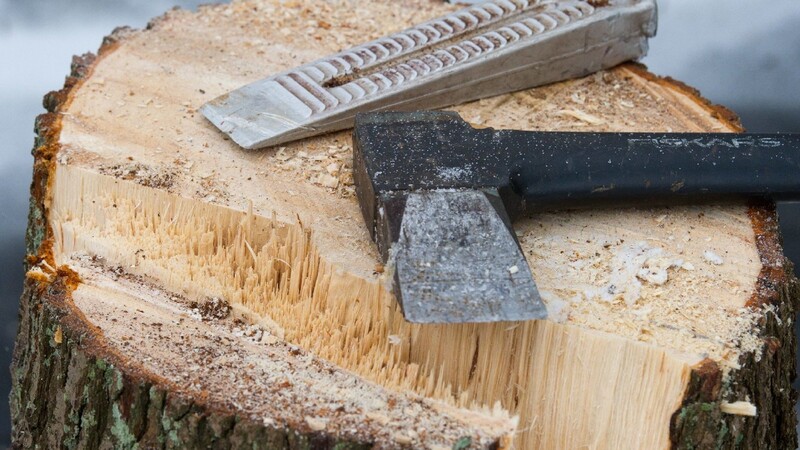 Im Landkreis Schwandorf ist ein Mann nach Baumfällarbeiten gestorben.