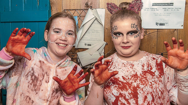 "Das wäscht sich wieder raus", sagten Maxima (links) und Laura unisono über ihre mit Kunstblut gestalteten Kostüme.