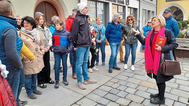 Renate Leneis erklärt den Teilnehmern einige Geheimnisse zur Landshuter Stadtgeschichte.