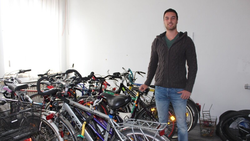 Mit fünf anderen Helfern verteilt Tobias Weinzierl aus Landshut Fahrräder an Flüchtlinge. (Foto: Sonja Kirchensteiner)