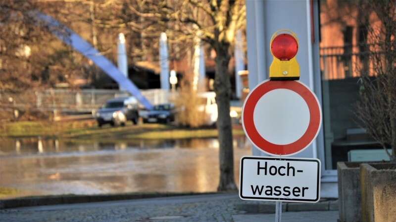 Schilder wie dieses warnen in der Kreisstadt Cham vor dem übergelaufenen Regen