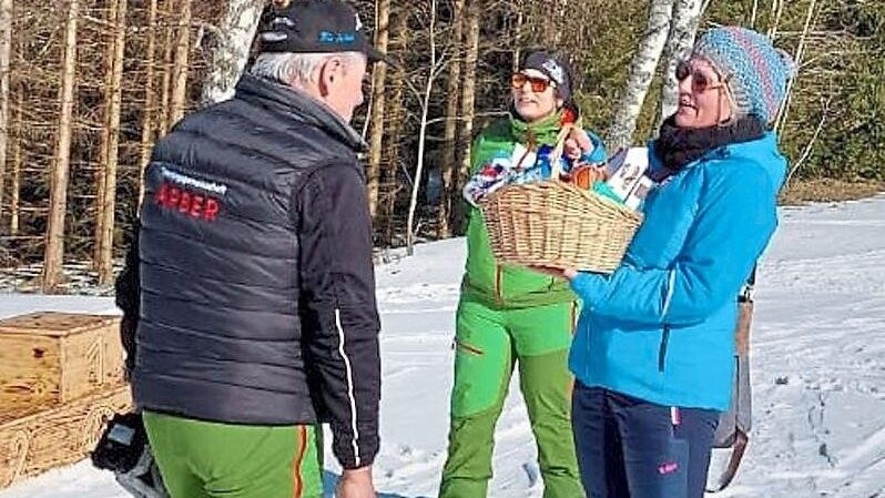 Heike Riedl händigte Skilehrer Sepp Liebl ein Proviantpaket aus.