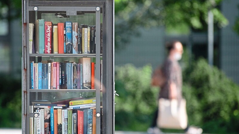 Jeder der will, kann in einem offenen Bücherschrank entweder ausgemusterte Bücher hineinstellen oder sich kostenlos mit neuem Lesestoff versorgen. Zwei Schränke sollen nun in Hausen und Hohenthann aufgestellt werden.
