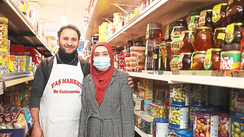 Siho Tas (39) mit seiner Frau Gülfer (30) in ihrem Laden. Tas sagt: "Egal ob türkisch oder deutsch: Wir sind doch alle Landshuter."