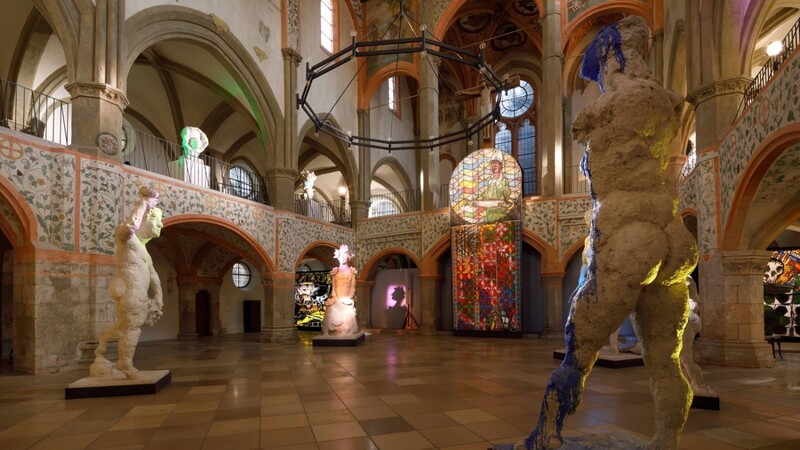 Markus Lüpertz hat den Kirchenraum im Museum St. Ulrich mit seinen Figuren und seiner Glasfensterkunst intensiv durchinszeniert.