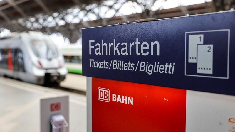 Ein Fahrkartenautomat der Deutschen Bahn steht an einem Bahnhof.