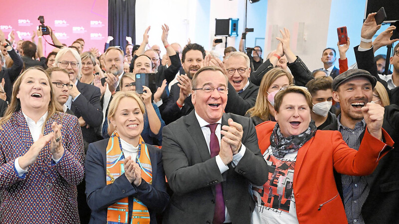 Jubel in den Fraktionsräumen der SPD: Die Sozialdemokraten haben den ersten Prognosen zufolge die Landtagswahl in Niedersachsen klar für sich entschieden.