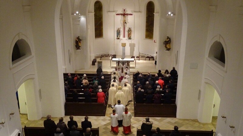 Die Priester und pastoralen Mitarbeiter feierten gemeinsam mit Weihbischof Dr. Josef Graf Gottesdienst.