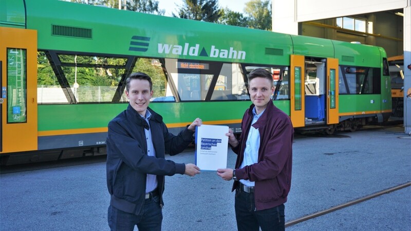 Florian Wiesmüller (li.) und Alexander Hannes kämpfen mit ihrer Petition für den Bahnerhalt.