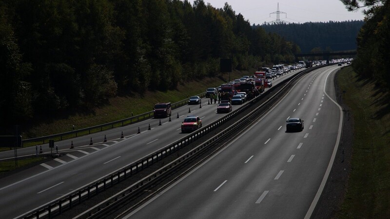 Eine Unfallserie auf der A93 bei Tirschenreuth führte am Sonntagmittag zu einem kilometerlangen Stau auf der Autobahn in Richtung Hof.