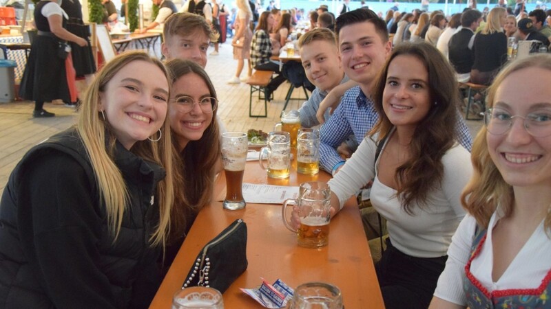 Top-Stimmung im Festzelt am Straubinger Hagen mit der Partyband Saxndi am Freitag!
