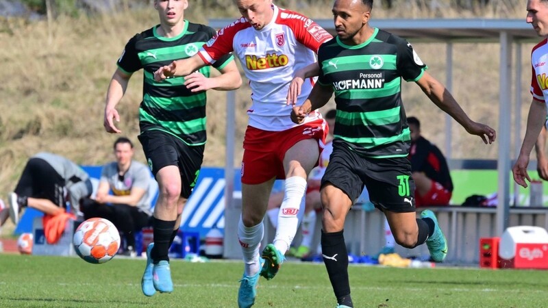 Nicht durchsetzen, konnte sich der SSV Jahn um Carlo Boukhalfa gegen die SpVgg Greuther Fürth (hier Julian Green, Torschütze zum 2:0).