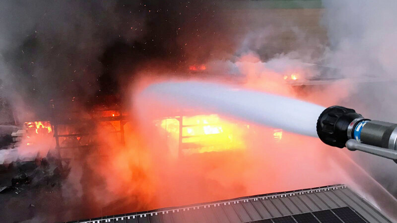 In Niederwinkling hat es am Freitagmorgen gebrannt - eine Lagerhalle stand in Flammen.