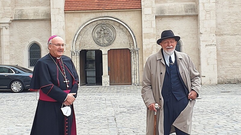 Sie verstanden sich beim Pressetermin prächtig: Der Regensburger Bischof Rudolf Voderholzer und Künstler Markus Lüpertz. Lüpertz soll die oberen Fenster auf der Westseite der Kirche St. Ulrich (im Hintergrund) farbig gestalten.