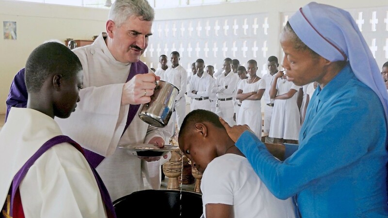 Taufe in Ghana durch Diakon Hans Hofmann.
