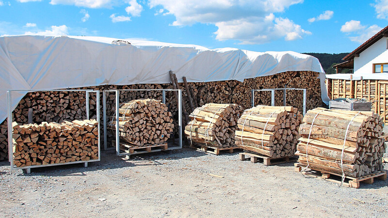 Brennholz wie hier von der Firma Lehner aus Ascha ist in Zeiten der Energiekrise heiß begehrt. Dies nutzen Betrüger aus und locken im Internet mit vermeintlichen Billig-Angeboten.