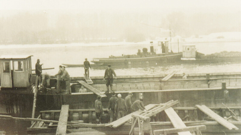 Die Verladung von Zuckerrüben in Waltendorf, aufgenommen in den 50er Jahren: Die Schute Amanda wird zum Beladen vorbereitet, das Schiff Neptun, Baujahr 1935, ist mit zwei beladenen Frachtkähnen schon bereit zur Abfahrt nach Regensburg.