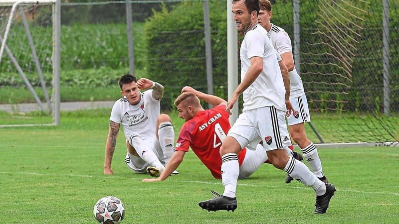 Gute Chancen rechnet sich der TSV Seebach (weißes Trikot) heute Nachmittag im Heimspiel gegen den Aufsteiger FC Amberg aus.