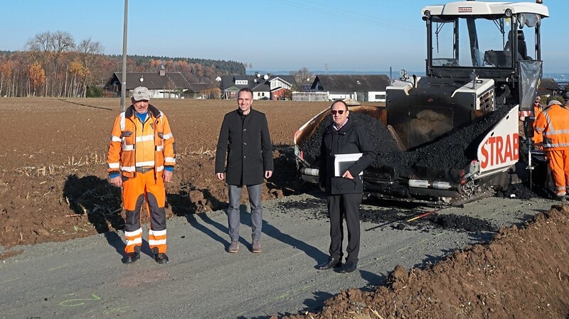 Bürgermeister Armin Grassinger (Mitte) und Stadtbaumeister Michael Breitenwinkler (rechts) bei der Asphaltierung des neuen Radweges.