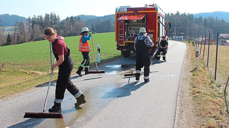 Eine unterschätzte Gefahr schnell beheben: Die Feuerwehrler befreien die Straße durch Rannersdorf von schmieriger Gülle.