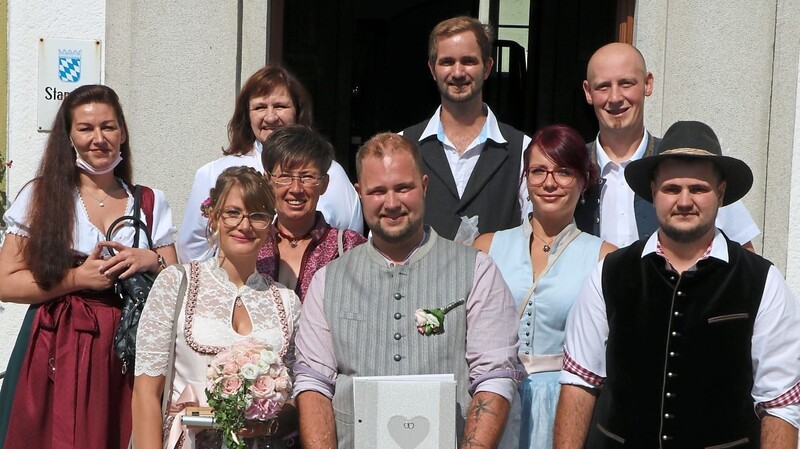 Das jungvermählte Paar wurde am Portal des Rathauses Bad Kötzting von Arbeitskollegen, Freunden und Bekannten empfangen und zu seiner Hochzeit beglückwünscht.