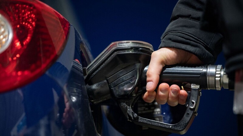 Kraftstoffmarkt-Experte Jürgen Albrecht sagte, die Spritpreise entwickelten sich in die richtige Richtung. (Symbolbild)