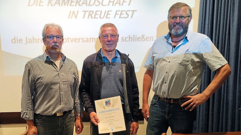 Vorsitzender Manfred Keifert (links) ehrte mit seinem Stellvertreter Anton Schretzlmeier (rechts) Fahnenträger Sepp Weber.
