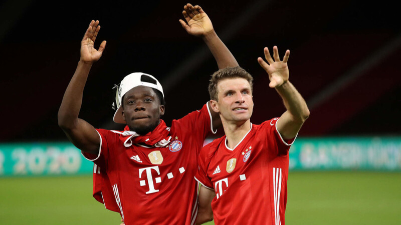 Bereits zweimal Meister und zweimal Pokalsieger: Alphonso Davies (l.) beeindruckt beim FC Bayern nicht nur Thomas Müller.