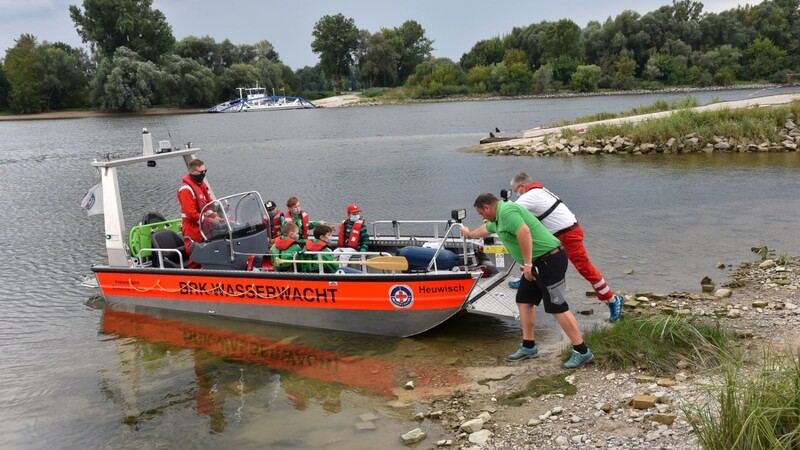 Das Leben in Mariaposching ist eng mit der Donau verbunden. Bei der Ferienfreizeit für Schüler im Jahr 2020 fand die Fahrt auf der Donau mit dem Boot der Wasserwacht großen Anklang. Im Hintergrund die Fähre "Posching".