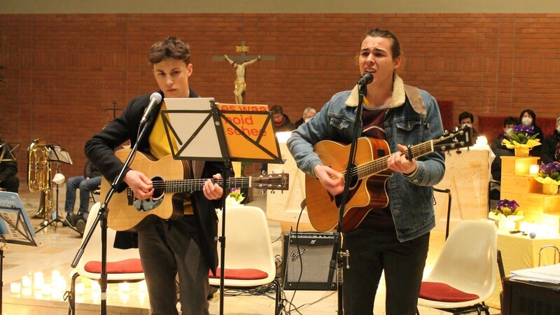 Das Duo "Handzjoses", Lukas und Elias Lommer, spielte Lieder von Pam Pam Ida.