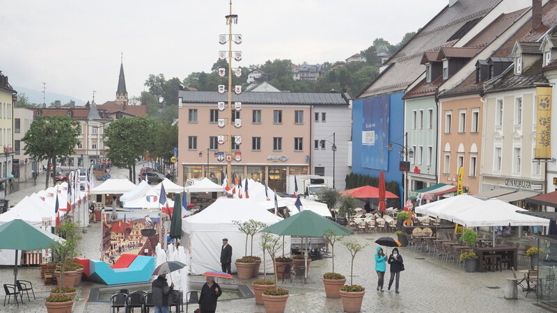 Der Obere Stadtplatz in Deggendorf soll nach Wunsch von OB Moser schnellstmöglich attraktiver gemacht werden. (Foto: pk)