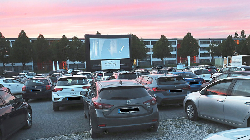 Ein malerischer Abendhimmel bietet sich den rund 300 Besuchern beim Auftakt des Autokinos am Dienstag. Erst als die Dämmerung einsetzt, heißt es: Film ab!