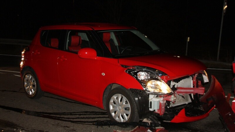 Der Suzuki der Rentnerin wurde erheblich beschädigt, der Unfallverursacher, ein 77-Jähriger, kam mit seinem Opel erst 200 Meter nach der Unfallstelle zum Stehen.