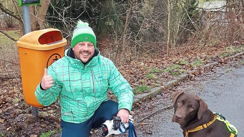 Javor Motov geht zweimal täglich mit seinem Labrador "Franz" Richtung Wodsteg Gassi und lobt den städtischen Service für die Hundehalter. Er sagt: "Es ist doch unser Weg, und den halten wir gerne sauber!"