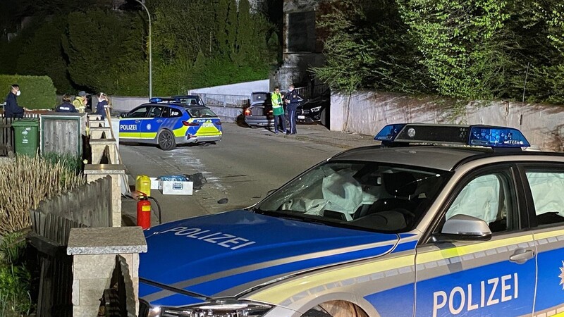 Ein Autofahrer hat sich am Samstagnachmittag eine Verfolgungsjagd mit der Regensburger Polizei geliefert - sie endete mit einem schweren Unfall.