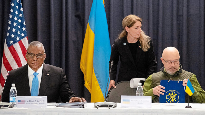 "Wir wollen der Ukraine helfen im Kampf gegen die ungerechtfertigte Aggression Russlands", sagt US-Verteidigungsminister Lloyd Austin Lloyd Austin (l.) bei der Konferenz in Ramstein.