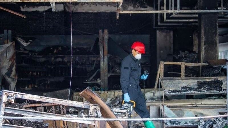 Ein Brandermittler der Polizei sucht im April 2020 nach dem Brand in einem türkischen Geschäft nach Spuren.