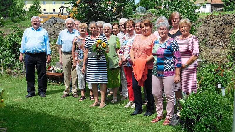 Frauen Union und KAB kamen gleichzeitig zum Gratulieren zu Elisabeth Ruhland (mit Blumenstrauß) in die Schächtlstraße, wo gerade auch die Infrastruktur für den Seniorenwohnpark "Am Stadtbach" entsteht.