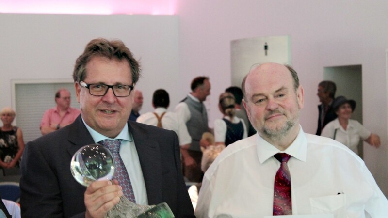 Dr. Richard Loibl, Preisträger der Sprachwurzel 2019 (links) und Sepp Obermeier, Vorsitzender des Bunds Bairische Sprache